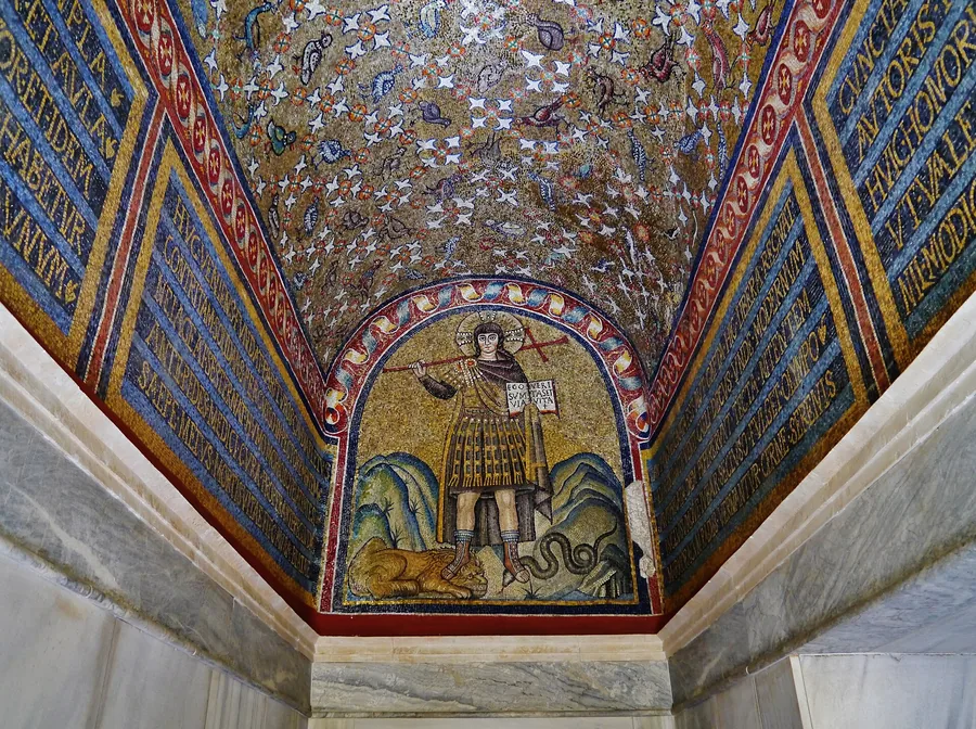 Gewölbemosaik der Andreaskapelle im Erzbischöflichen Museum von Ravenna: Christus als Krieger, der die Bestien niedertritt, gerahmt von Ranken mit Vögeln und lateinischen Inschriften