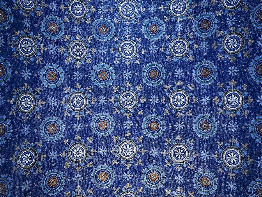Tiefblaues Innenmosaik des Mausoleums der Galla Placidia in Ravenna, mit Kränzen aus Sternrosetten und goldenen Blüten