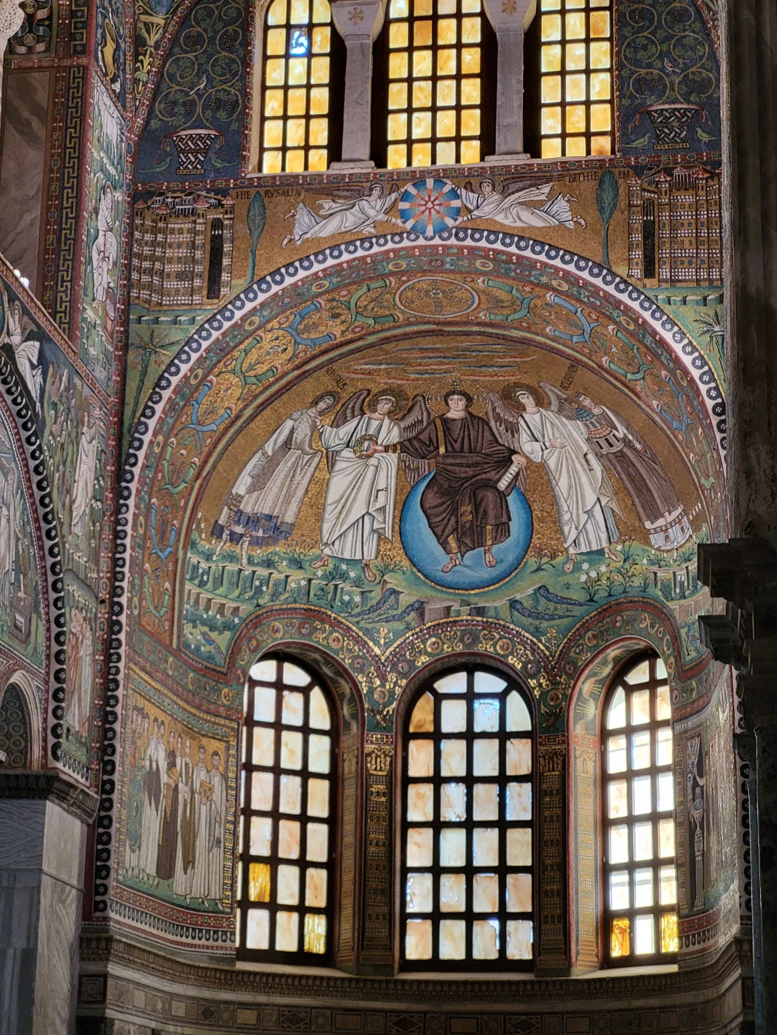 Goldenes Apsis-Mosaik der Basilica di San Vitale, eines der fünf UNESCO-Denkmäler von Ravenna