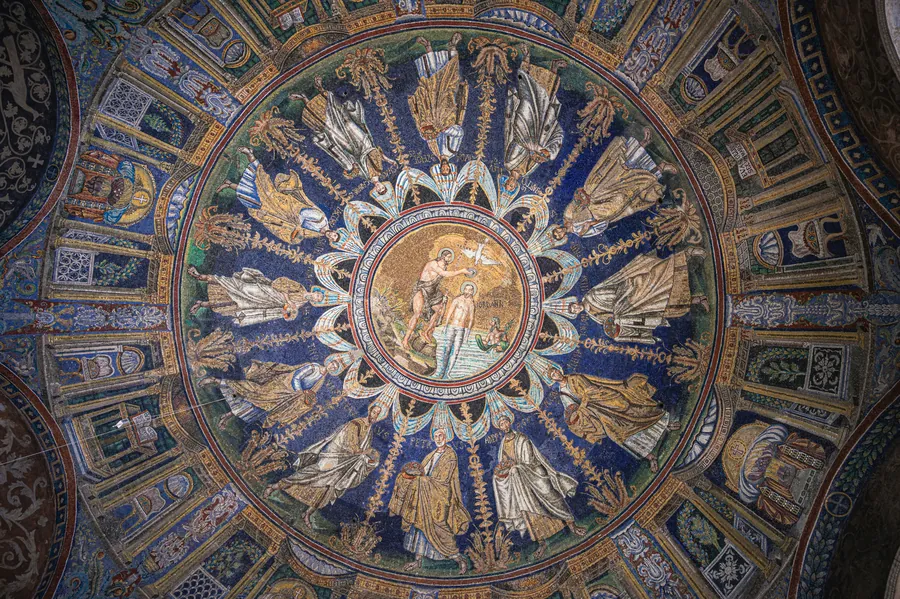 Kuppelmosaik des Neonianischen Baptisteriums in Ravenna mit der Taufe Christi, umringt von den zwölf Aposteln