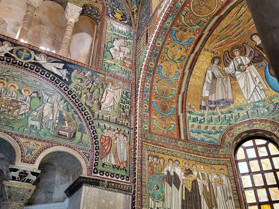 Goldene Apsis- und Presbyterium-Mosaike im Inneren der Basilica di San Vitale in Ravenna